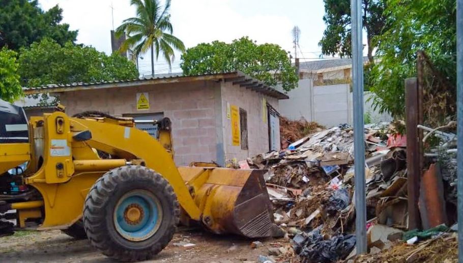 Obras Públicas remueve promontorios de basura a un costado del Hospital Zacamil obras-publicas-remueve-promontorios-de-basura-a-un-costado-del-hospital-zacamil
